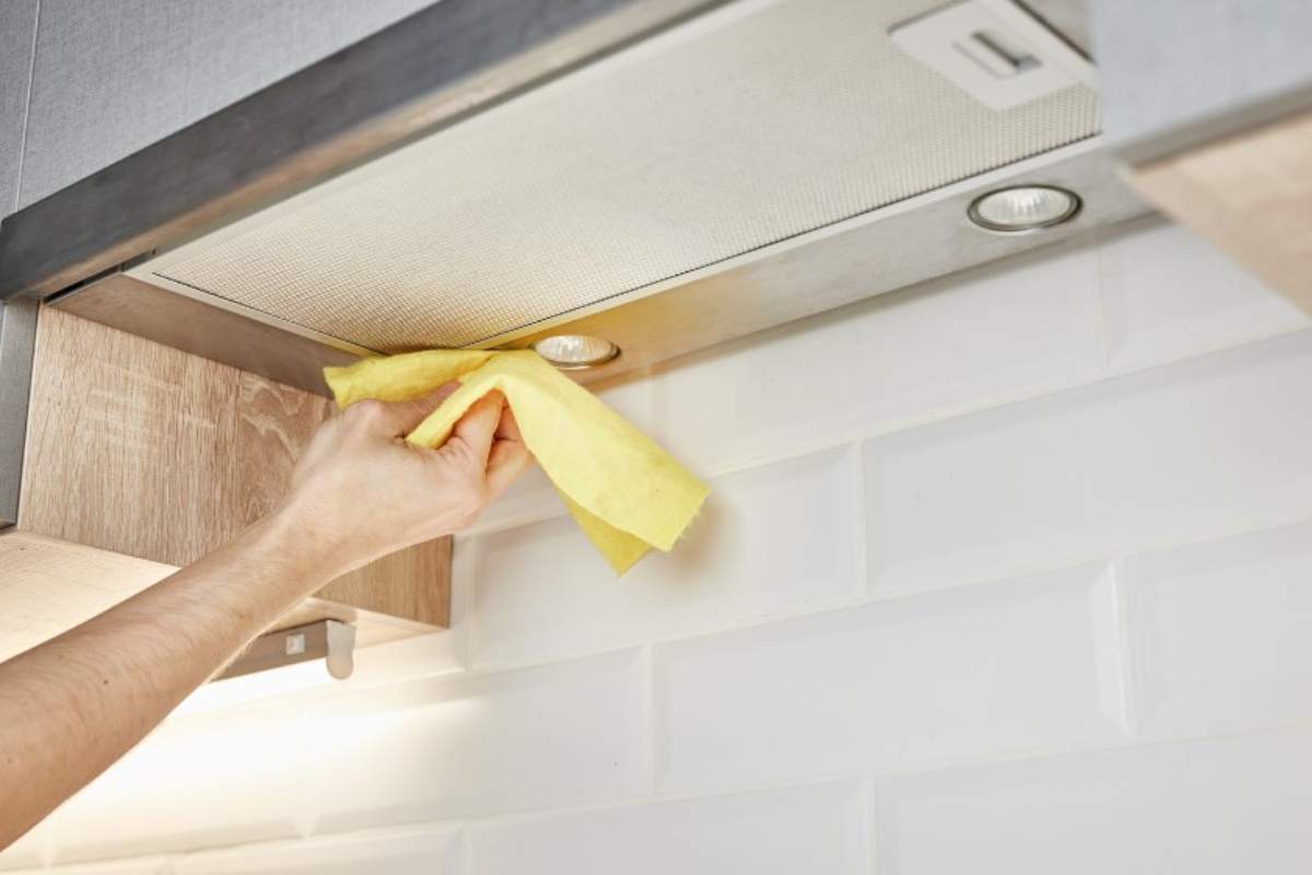 La pulizia della cappa da cucina