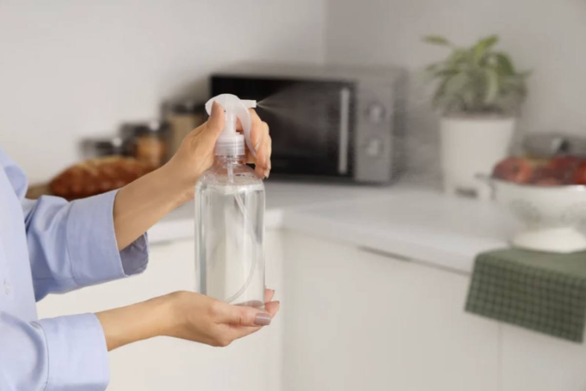 Tra queste spicca il detergente agli agrumi fatto in casa, un metodo semplice e naturale per rinfrescare la cucina