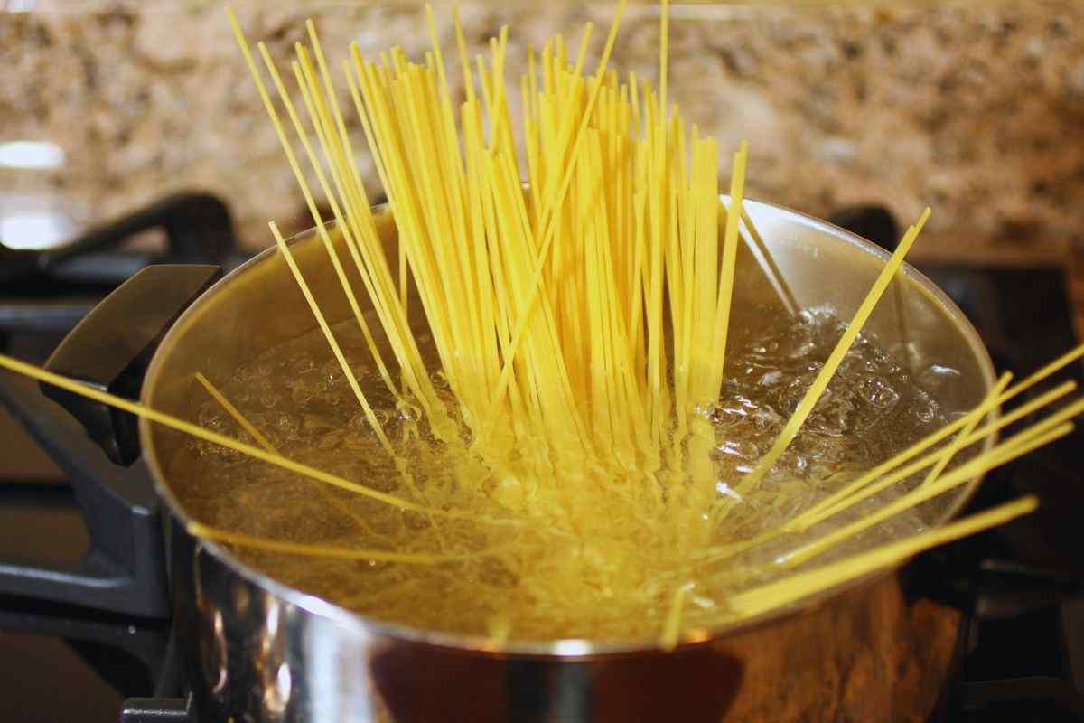 sale nell'acqua della pasta: quando metterlo